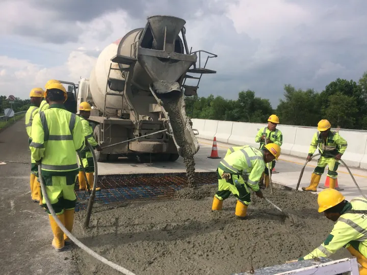 Pengecoran ready mix Shakira Beton di lokasi proyek jalan